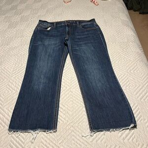 Old Navy Mid rise jeans size 10 with 25” inseam. Rough cut capris